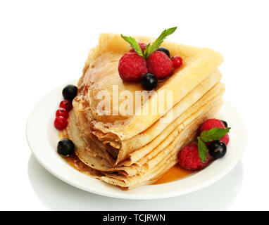 Leckere Pfannkuchen mit Beeren und Honig auf Platte auf hölzernen Tisch Stockfoto