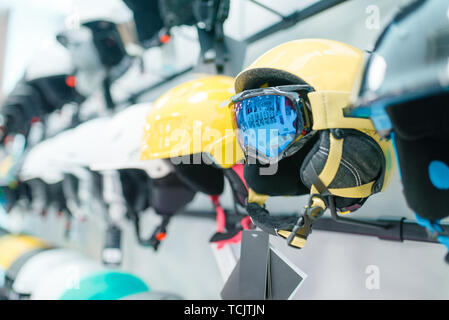 Reihen von Ski- und Snowboard Helme closeup Stockfoto