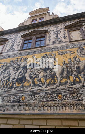 Öffentliche Straße Blick auf die größte Porzellan kunst in der Welt Furstenzug - Prozession der Prinzessin in Dresden, Deutschland Stockfoto
