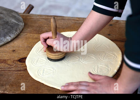 Frau bereitet Usbekischen Brot, nicht oder lepeshka, die rund und flach und wird im tandyr. Stockfoto