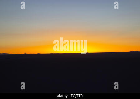 Sonnenaufgang über die Salinen von Salar de Uyuni, Bolivien Stockfoto