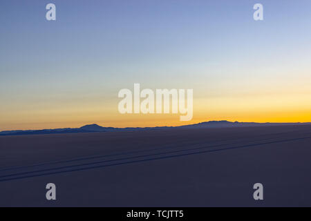 Sonnenaufgang über die Salinen von Salar de Uyuni, Bolivien Stockfoto