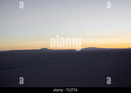 Sonnenaufgang über die Salinen von Salar de Uyuni, Bolivien Stockfoto