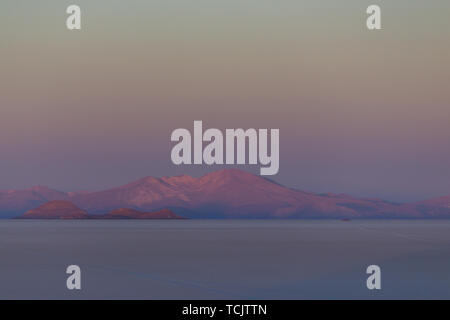 Sonnenaufgang über die Salinen von Salar de Uyuni, Bolivien Stockfoto