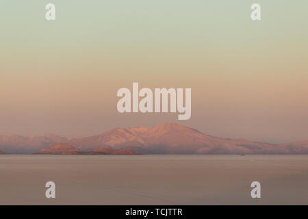 Sonnenaufgang über die Salinen von Salar de Uyuni, Bolivien Stockfoto