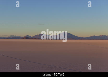 Sonnenaufgang über die Salinen von Salar de Uyuni, Bolivien Stockfoto