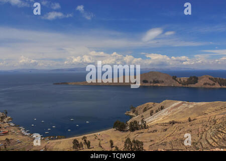 Trockene Landschaft am Titicaca-See in Bolivien Stockfoto