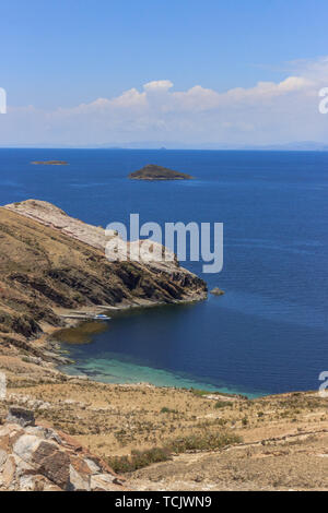 Trockene Landschaft am Titicaca-See in Bolivien Stockfoto