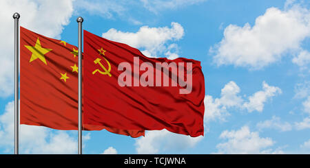 China und die Sowjetunion Flagge im Wind gegen Weiße bewölkt blauer Himmel zusammen. Diplomatie Konzept, internationale Beziehungen. Stockfoto