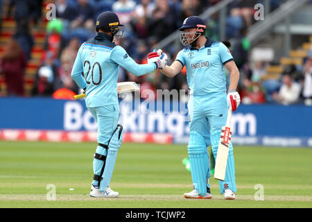 England's Jason Roy (links) feiert mit Jonny Bairstow nach einem halben Jahrhundert während der ICC Cricket World Cup group Phase Match an der Cardiff Wales Stadion. Stockfoto