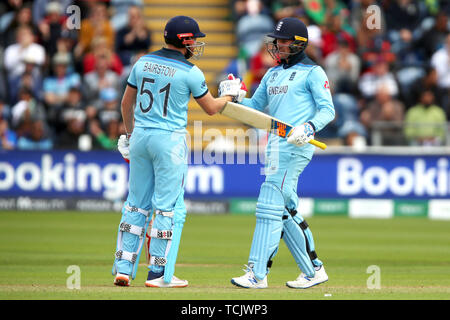 England's Jason Roy (links) feiert mit Jonny Bairstow nach einem halben Jahrhundert während der ICC Cricket World Cup group Phase Match an der Cardiff Wales Stadion. Stockfoto