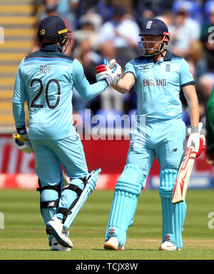 England's Jonny Bairstow (rechts) feiert mit Jason Roy nach einem halben Jahrhundert während der ICC Cricket World Cup group Phase Match an der Cardiff Wales Stadion. Stockfoto