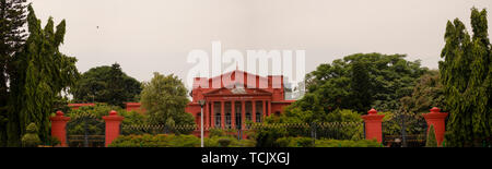 Bangalore Indien - Juni 3, 2019: Panoramablick von Karnataka High Court mit grünen Bäumen bedeckt. Stockfoto