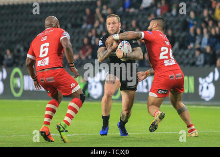 7. Juni 2019, kcom Stadion, Hull, England; Betfred Super League, Runde 17, Hull FC vs Salford Roten Teufel; Josh Griffin (4) von Hull FC läuft mit der Salford Verteidigung Credit: David Grieben/News Bilder Stockfoto