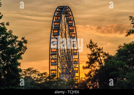 Blick auf Riesenrad bei Sonnenuntergang. Budapest Auge bei Sonnenuntergang Stockfoto
