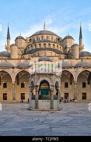 Istanbul, Türkei - 24.05.2010: Menschen an der blauen Moschee (camii) Sultanhmet Innenhof, Sonnenuntergang. Stockfoto