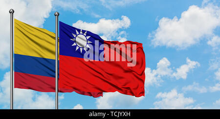 Kolumbien und Taiwan Flagge im Wind gegen Weiße bewölkt blauer Himmel zusammen. Diplomatie Konzept, internationale Beziehungen. Stockfoto