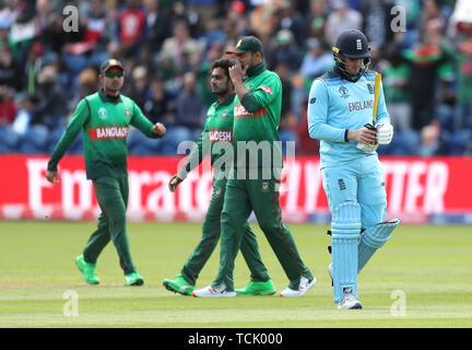 England's Jason Roy (rechts) nach erwischt wird von der Bangladesh Mashrafe Mortaza während der ICC Cricket World Cup group Phase Match an der Cardiff Wales Stadion. Stockfoto