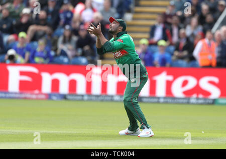 In Bangladesch Mashrafe Mortaza Fänge aus England's Jason Roy während der ICC Cricket World Cup group Phase Match an der Cardiff Wales Stadion. Stockfoto