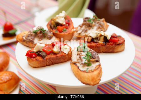 Bruschetta mit Gemüse und Leber mit Sahnesauce Stockfoto