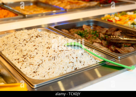 Reis und Fleisch im Self-Service-Restaurant, close-up Stockfoto