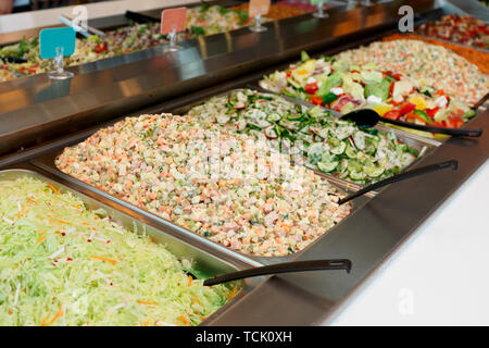 Verschiedene Salate in gastronomischen Container, Essen store Stockfoto