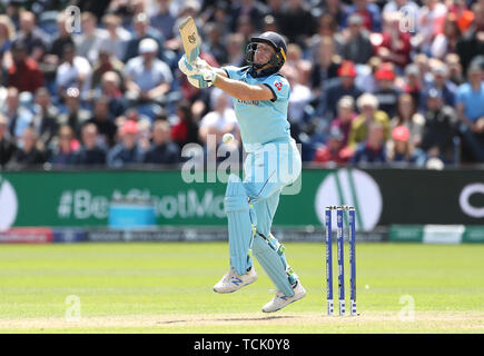 Der englische Jos Buttler in Aktion während des ICC Cricket World Cup Gruppenspieles im Cardiff Wales Stadium. Stockfoto