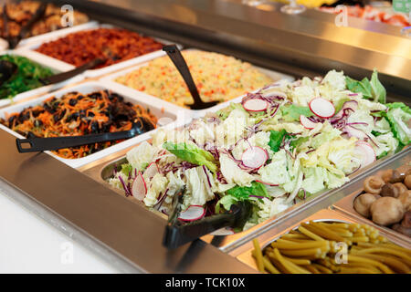 Verschiedene Salate in gastronomischen Container, Supermarkt oder Restaurant Stockfoto