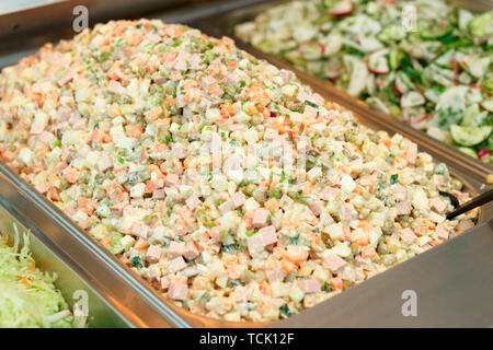 Russischer Salat in gastronomischen Behälter im Geschäft oder Restaurant Stockfoto