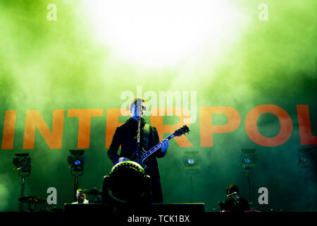 Us-amerikanische Rockband aus Manhattan, Interpol führt auf der Bühne live während eines NOS Primavera Sound Festivals in Porto. Stockfoto