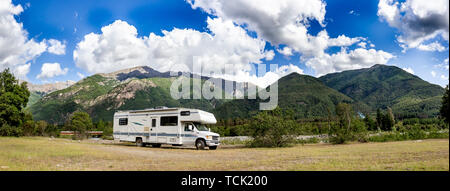 Reisemobil in der chilenischen Anden argentinische Berg. Familie Reise Reise Urlaub auf Camping RV in den Anden. Stockfoto