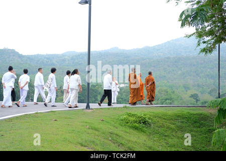 Chiang Mai, Thailand - 29. Mai 2019: buddhistischer Mönch und Menschen zu Fuß für Meditation in Chiang Mai Universität in Chiang Mai, Thailand am 29. Mai 2019 Stockfoto