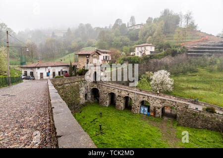 Bergamo, Italien. Die Porta San Lorenzo oder Garibaldi, einem der alten Stadttore von die Citta Alta (Oberstadt), ein Weltkulturerbe Stockfoto