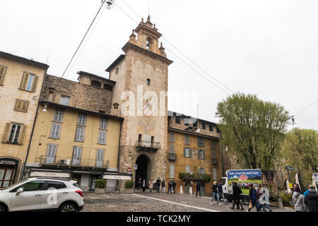 Bergamo, Italien. Das Torre della Campanella (Turm der Glocke) o Torre della Cittadella, ein Wahrzeichen militärischen Turm in die Citta Alta (obere Stadt) Stockfoto