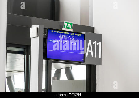 Bergamo, Italien. Flug Tor in der Orio al Serio International Airport, mit Ryanair Flug nach Athen, Griechenland geplant Stockfoto