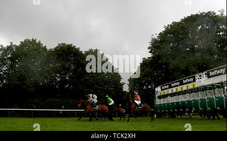 Läufer und Reiter verlassen die Stände der Betway Pinacle Einsätze bei Betway Sekt Samstag in Haydock Park Racecourse, Newton-Le-Weiden zu starten. Stockfoto