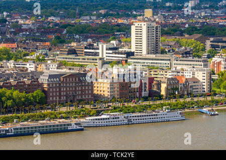 Köln, Deutschland - 12. Mai: Schiffe am Rhein in Köln, Deutschland, am 12. Mai 2019. Stockfoto