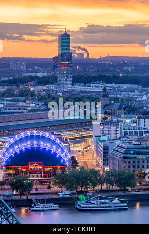 Köln, Deutschland - 12. Mai: Luftaufnahme bei Sonnenuntergang über der Stadt Köln, Deutschland am 12. Mai 2019. Foto von Triangle Turm mit Aussicht zu t Stockfoto