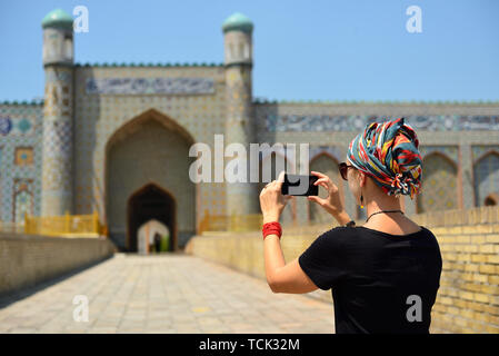 Touristen bewundern die Khudayar Khan Palace, dem beliebtesten Wahrzeichen von Fergana-tal, Kokand, Usbekistan, Silk Route Stockfoto