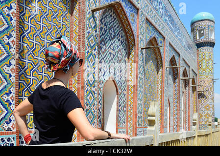 Touristen bewundern die Khudayar Khan Palace, dem beliebtesten Wahrzeichen von Fergana-tal, Kokand, Usbekistan, Silk Route Stockfoto