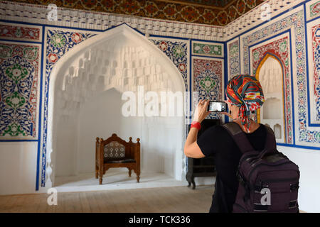 Touristen bewundern die Khudayar Khan Palace, dem beliebtesten Wahrzeichen von Fergana-tal, Kokand, Usbekistan, Silk Route Stockfoto