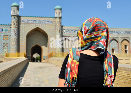 Touristen bewundern die Khudayar Khan Palace, dem beliebtesten Wahrzeichen von Fergana-tal, Kokand, Usbekistan, Silk Route Stockfoto