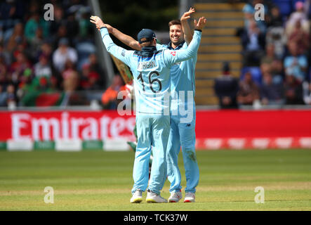 England's Mark Holz (rechts) feiert mit Teamkollege Eoin Morgan nach dem Fang von Bangladesch Tamim Iqbal während der ICC Cricket World Cup group Phase Match an der Cardiff Wales Stadion. Stockfoto