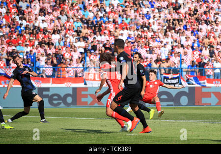 Wales' David Brooks (hinten, rechts) Kerben erste Ziel seiner Seite des Spiels während der UEFA EURO 2020 Qualifikation, Gruppe E Spiel im Stadion Gratski Vrt, Osijek. Stockfoto