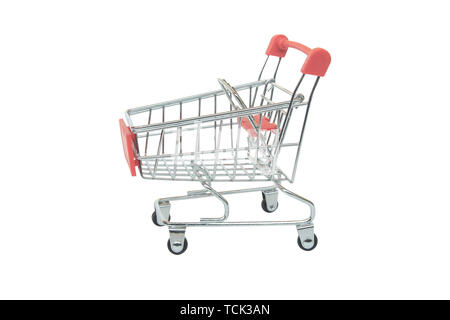 Red Supermarkt Warenkorb auf weißem Hintergrund mit Freistellungspfad isoliert Stockfoto