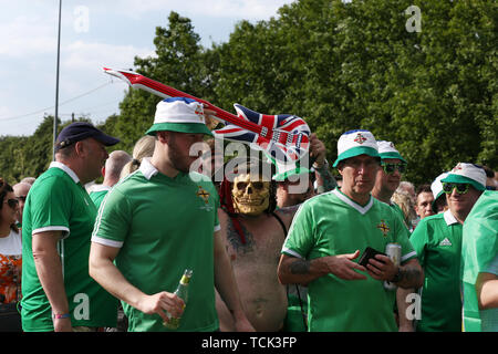 Ein Nordirland Ventilator in einem Schädel Maske während der UEFA EURO 2020 Qualifikation, Gruppe C Spiel im A Le Coq Arena, Tallinn. Stockfoto