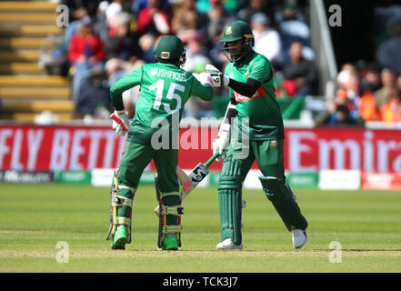 Bangladeshs Shakib Al Hasan (rechts) feiert sein halbes Jahrhundert mit seinem Teamkollegen Mushfiqur Rahim während des ICC-Cricket-Weltcup-Gruppenspieles im Cardiff Wales Stadium. Stockfoto