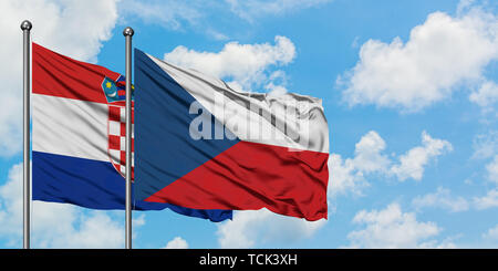 Kroatien und der Tschechischen Republik Flagge im Wind gegen Weiße bewölkt blauer Himmel zusammen. Diplomatie Konzept, internationale Beziehungen. Stockfoto