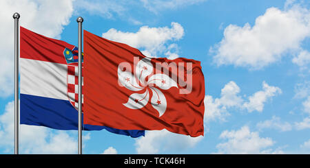 Kroatien und Hong Kong Flagge im Wind gegen Weiße bewölkt blauer Himmel zusammen. Diplomatie Konzept, internationale Beziehungen. Stockfoto