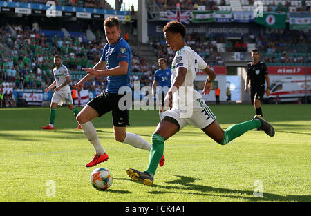 Estlands Mattias Kait (links) und Nordirland Jamal Lewis Kampf um den Ball während der UEFA EURO 2020 Qualifikation, Gruppe C Spiel im A Le Coq Arena, Tallinn. Stockfoto